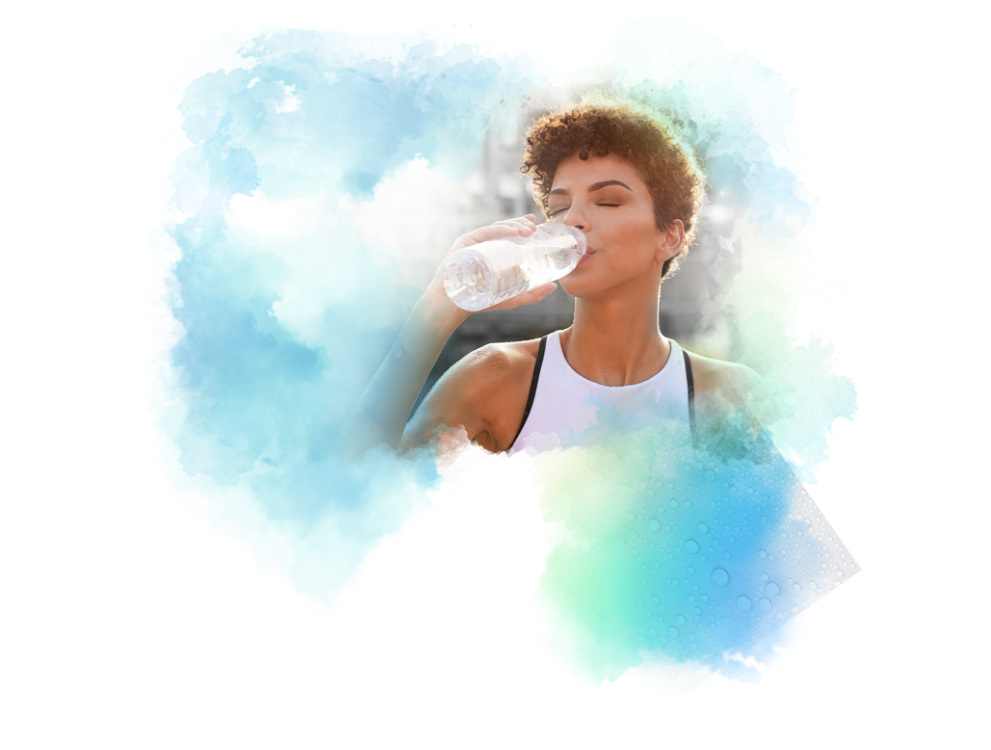 Mulher jovem bebendo água bem-estar